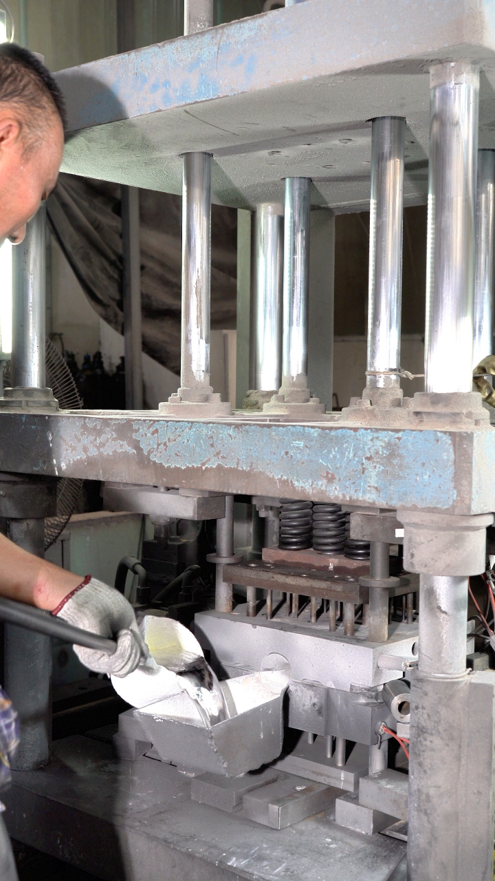 重力铸造生产过程