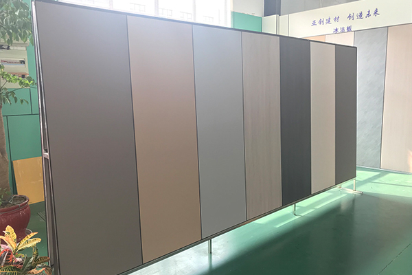 亚创金属覆膜板生产车间