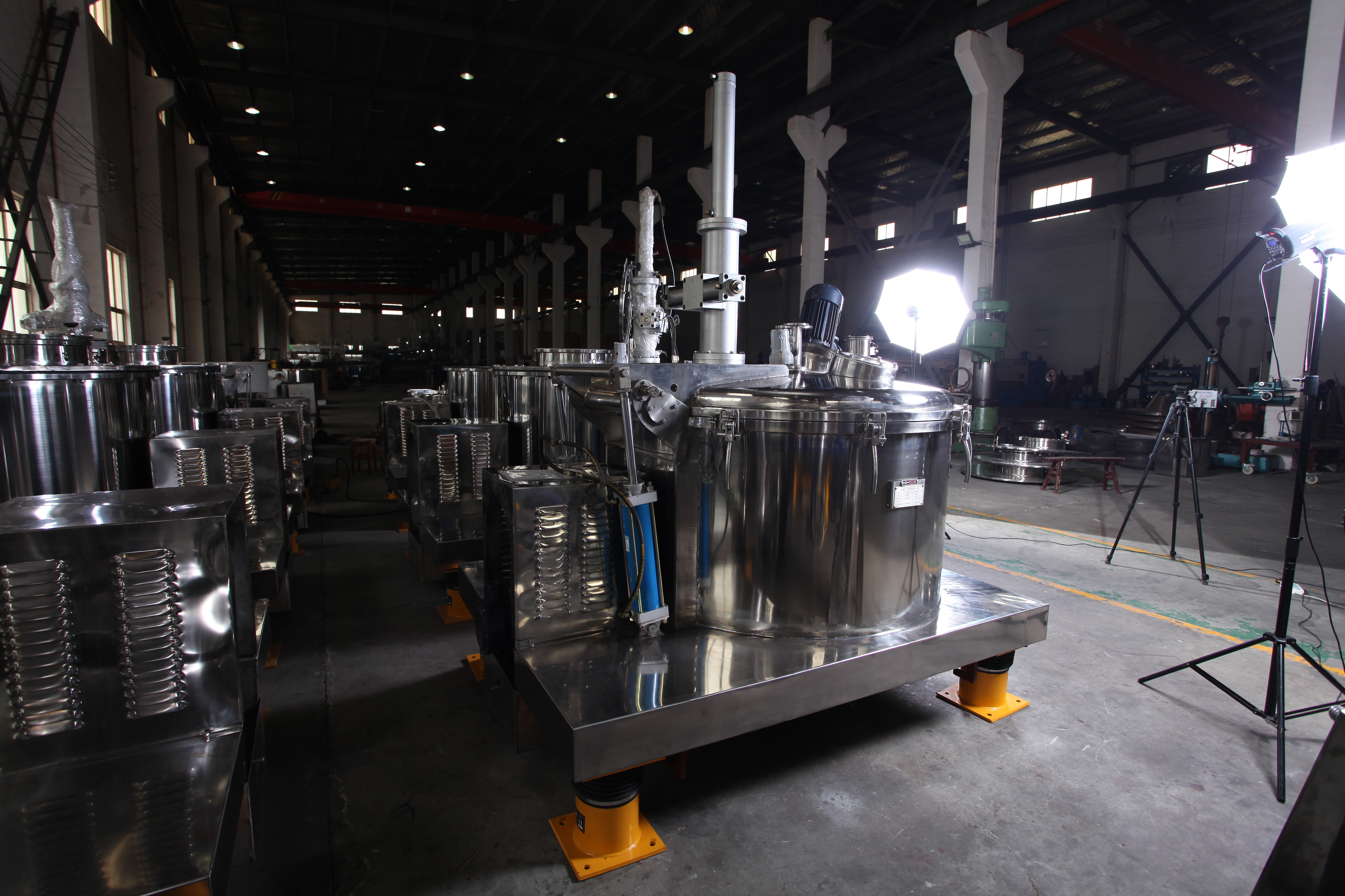 平板式离心机生产车间实景