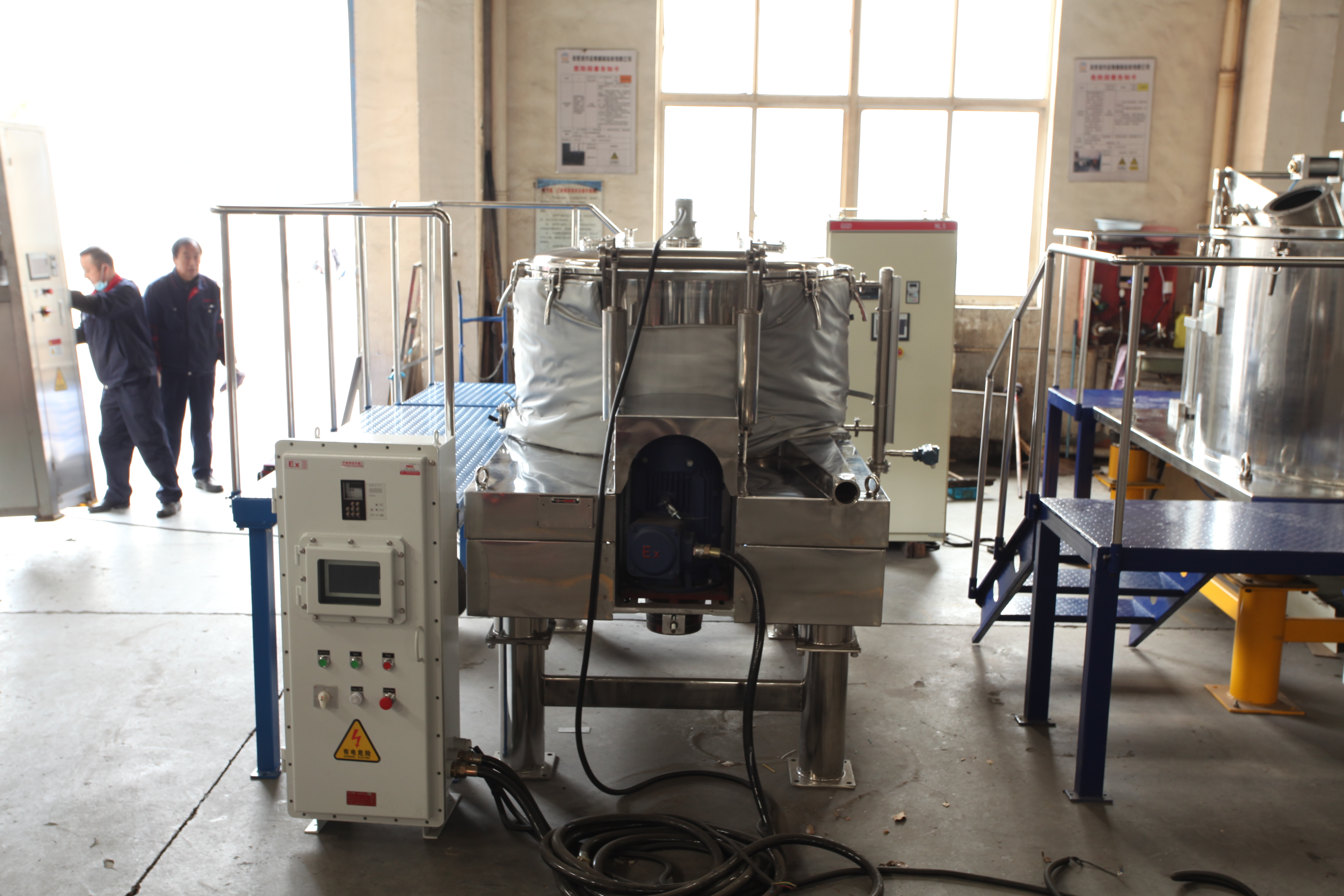 现代化离心机生产车间