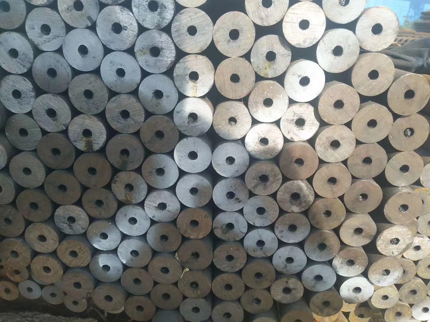 各类规格精密无缝钢管仓储实景