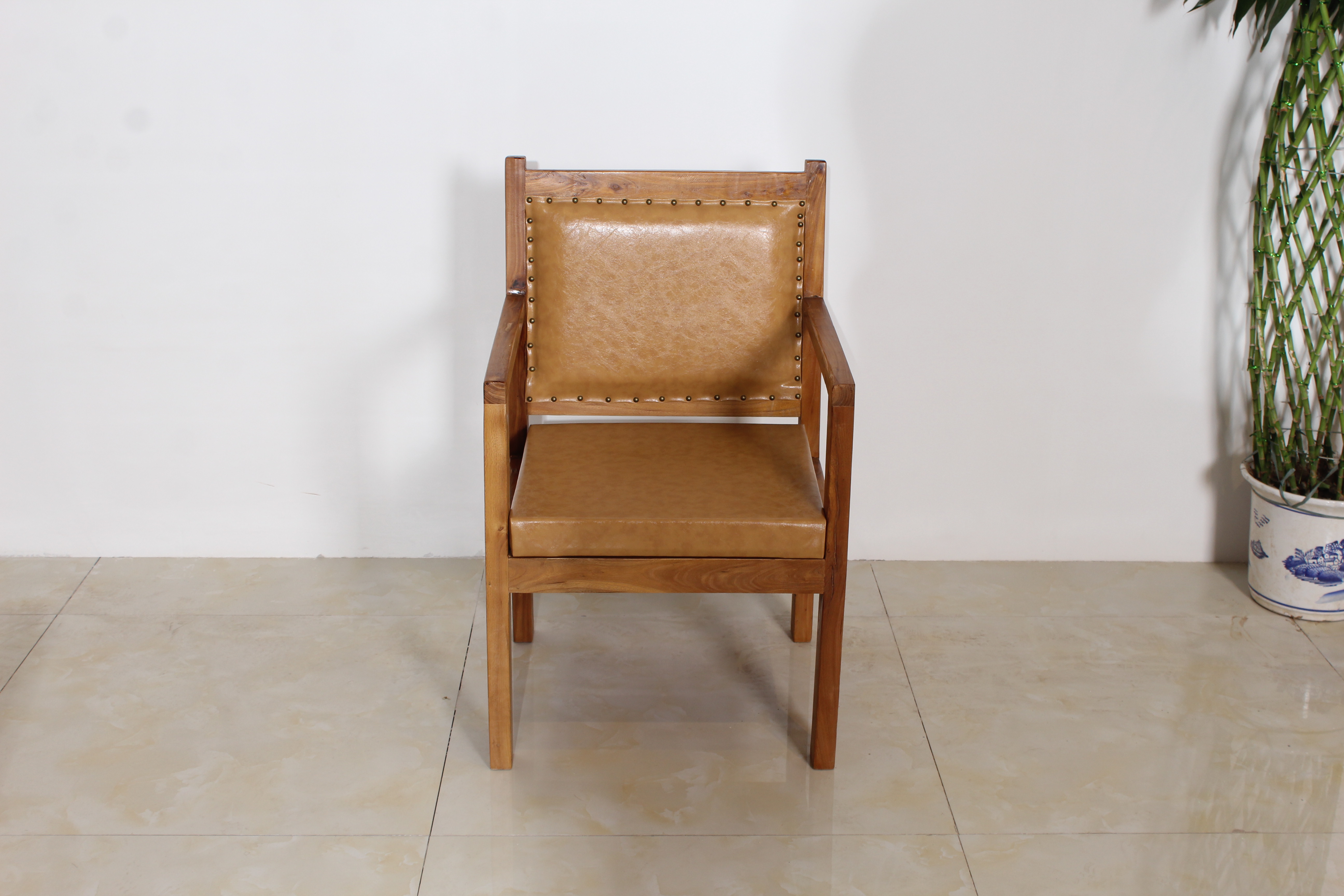 老榆木餐桌特写