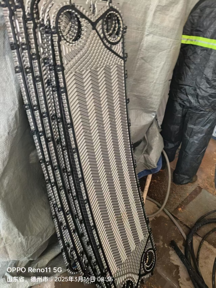 正在清洗板式换热器