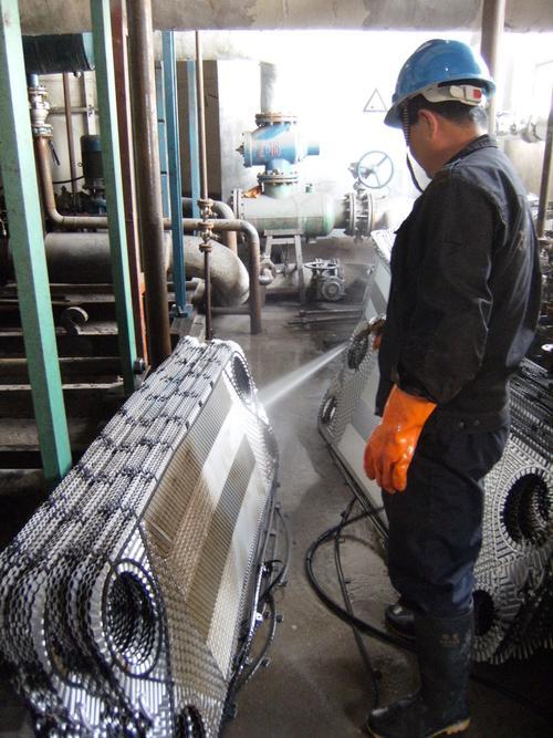 专业清洗团队作业