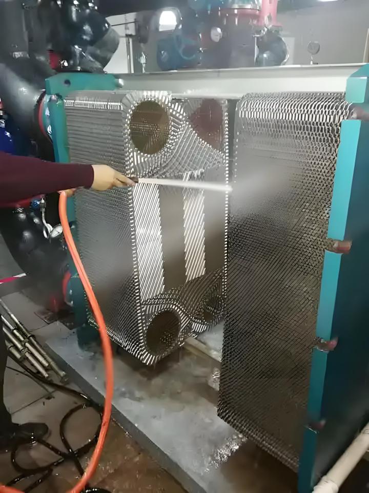 专业团队进行板式换热器清洗作业