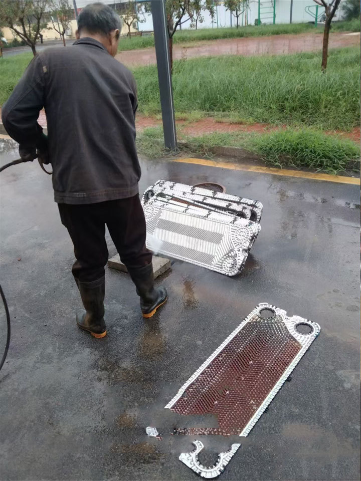 专业团队进行板式换热器清洗作业