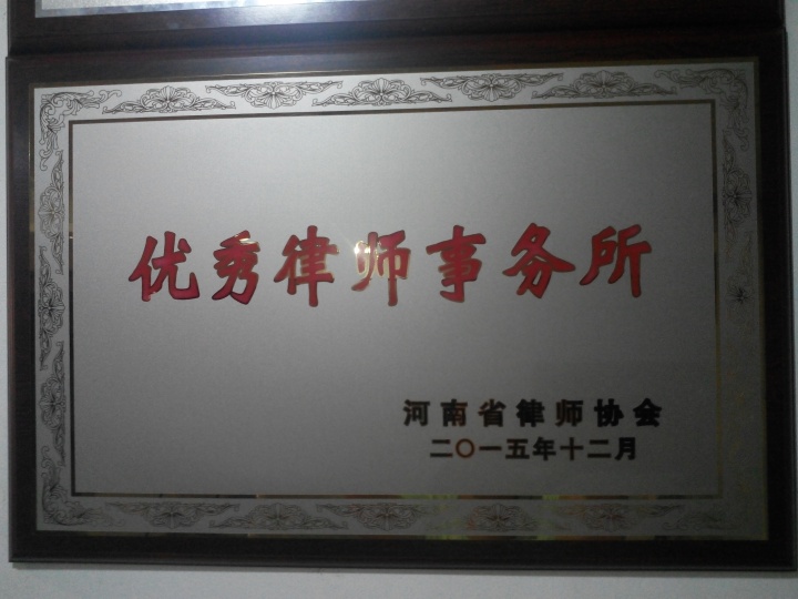 劳动律师为客户提供面对面法律咨询