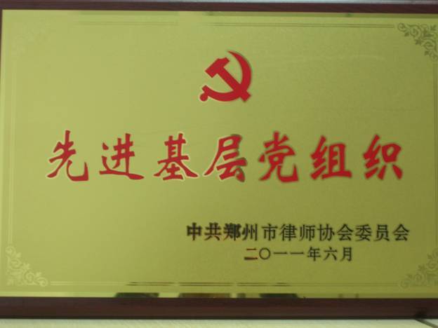 律师与客户在温馨环境中进行婚姻家事法律咨询