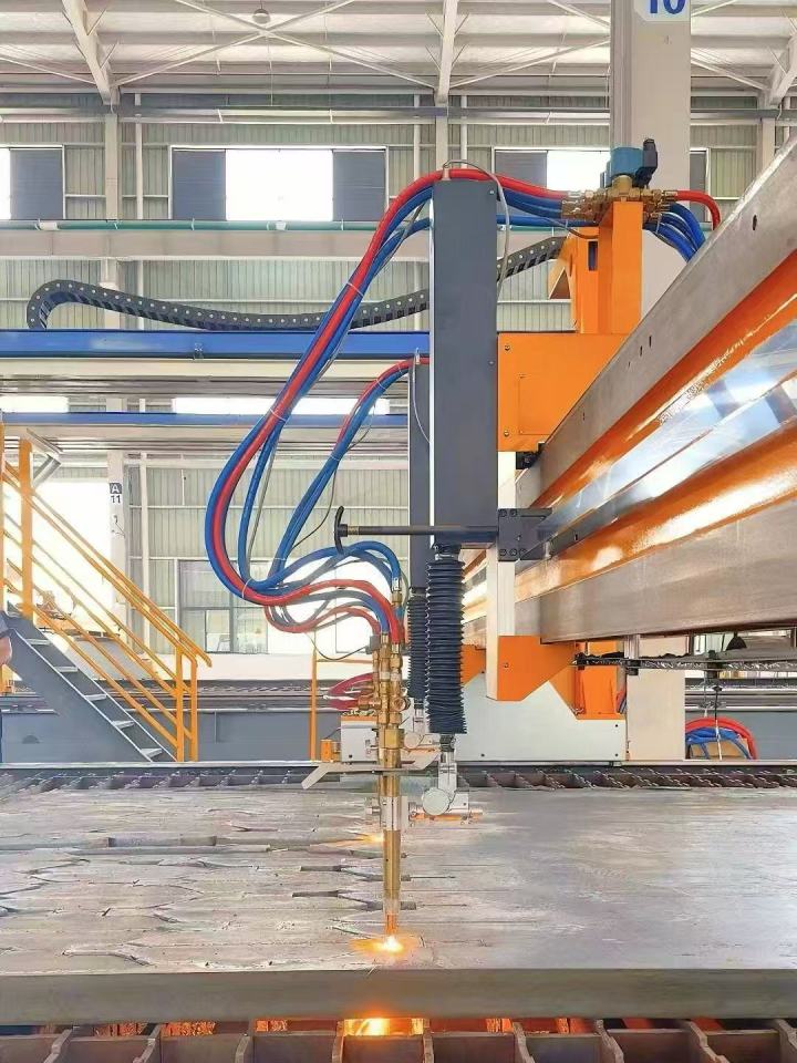 低合金板钢板切割加工现场