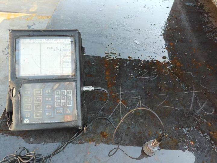 整齐码放、等待配送的精密切割钢板件