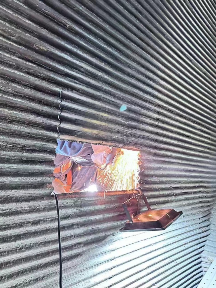 电弧喷涂设备操作现场