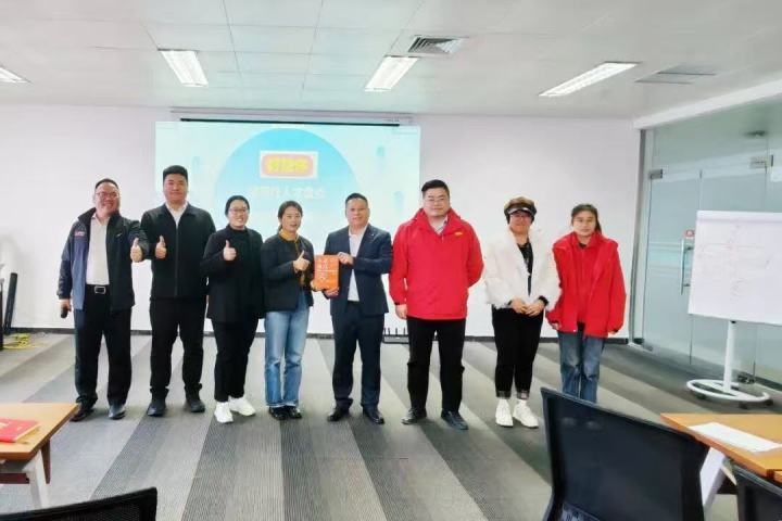 专业人才测评团队在进行数据分析