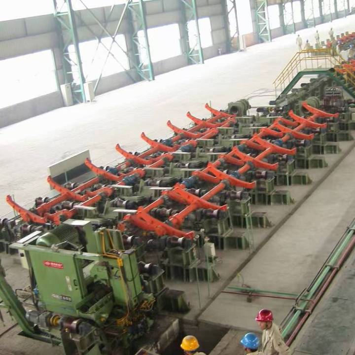 石油裂化管生产车间实景