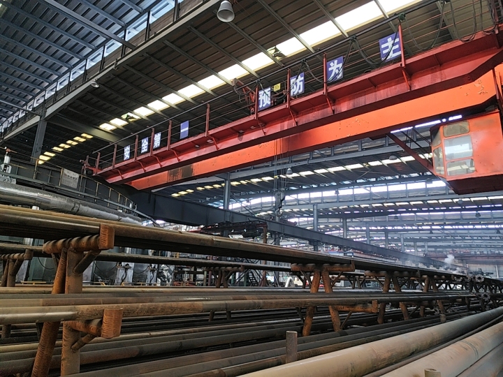 现代化石油裂化管生产车间