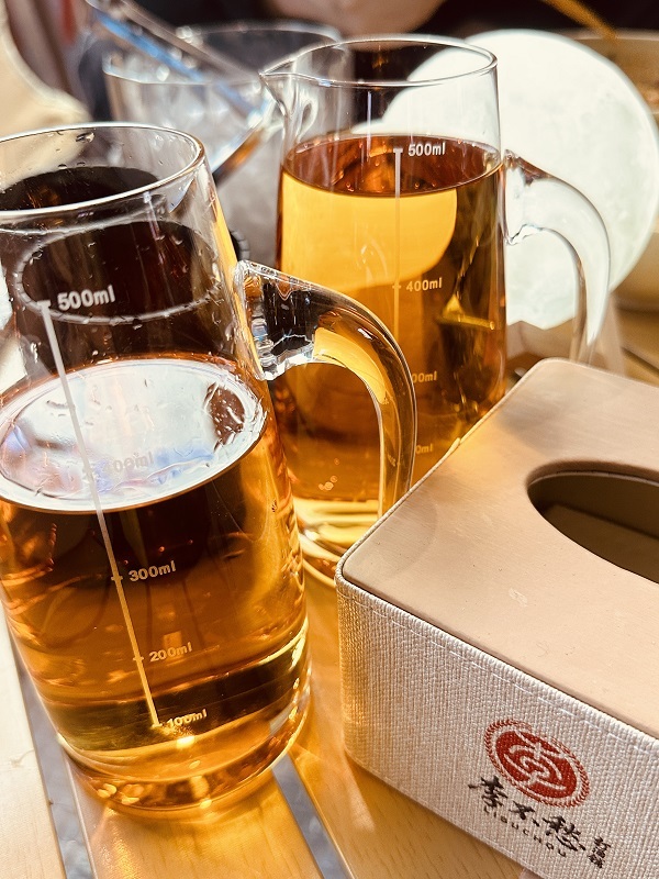 顾客在散酒铺内愉快品鉴