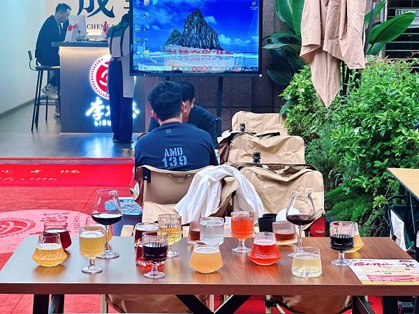 温馨的散酒铺打酒瞬间