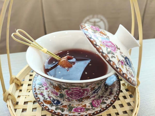 顾客正在体验散酒现打服务