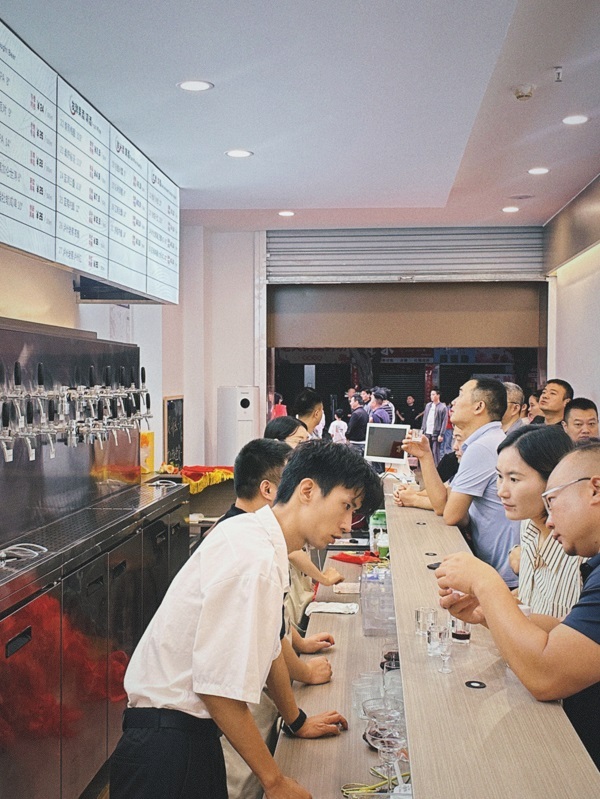 散酒铺琳琅满目的酒缸