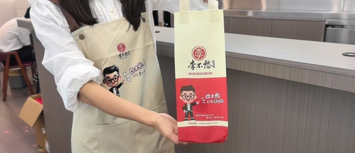 散酒铺多样化酒品陈列