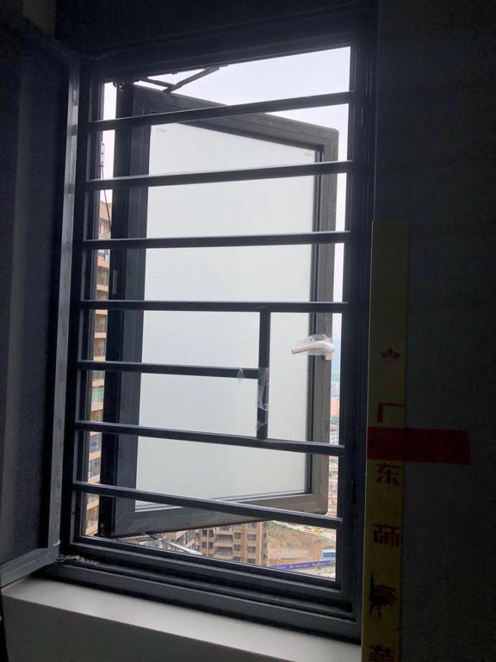 楼艺玻璃系统窗现代应用