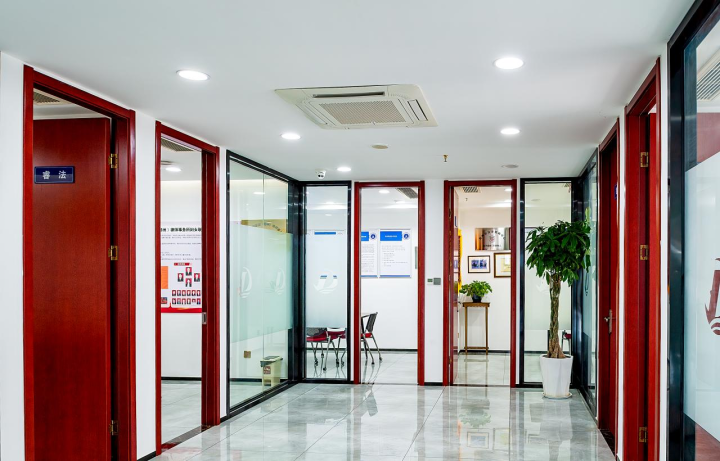 专业的跨境律师团队讨论国际案件