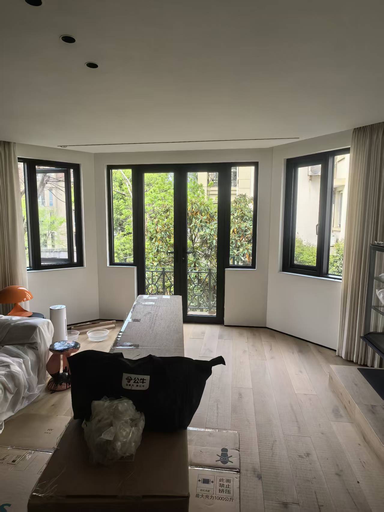 现代化工厂中的六轨极窄推拉窗生产流程