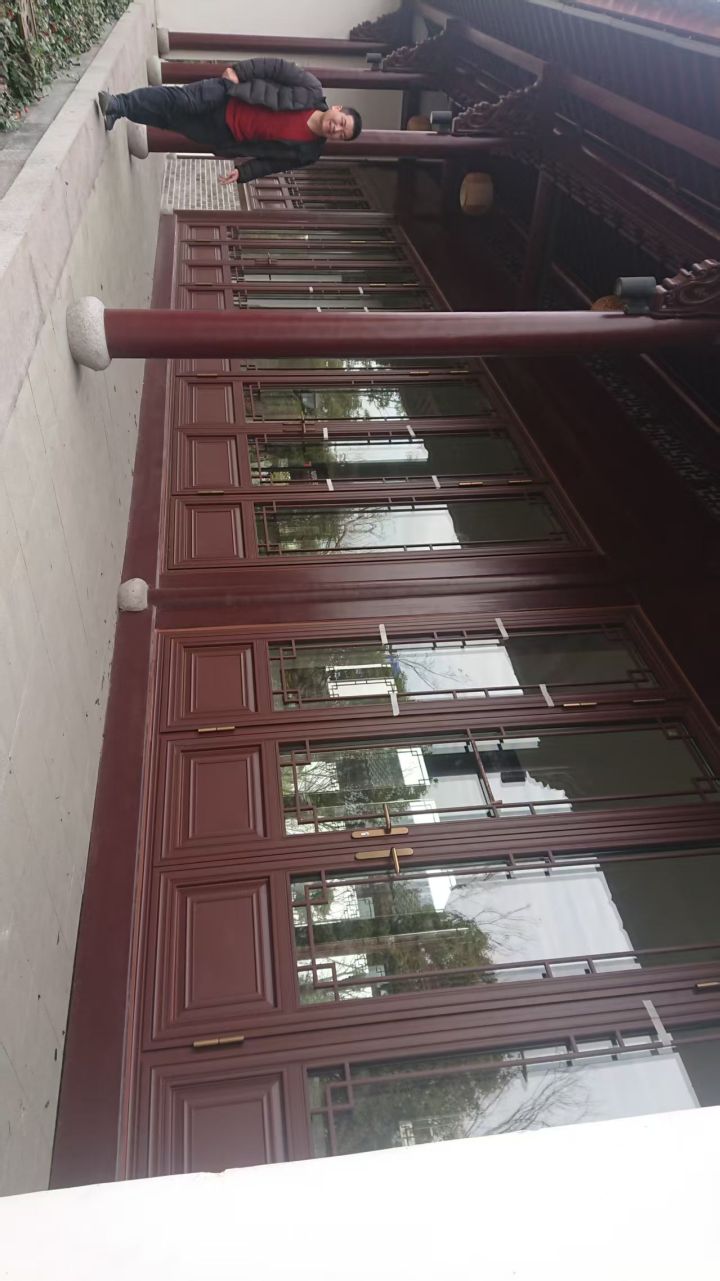 仿古中式大门与现代建筑融合效果