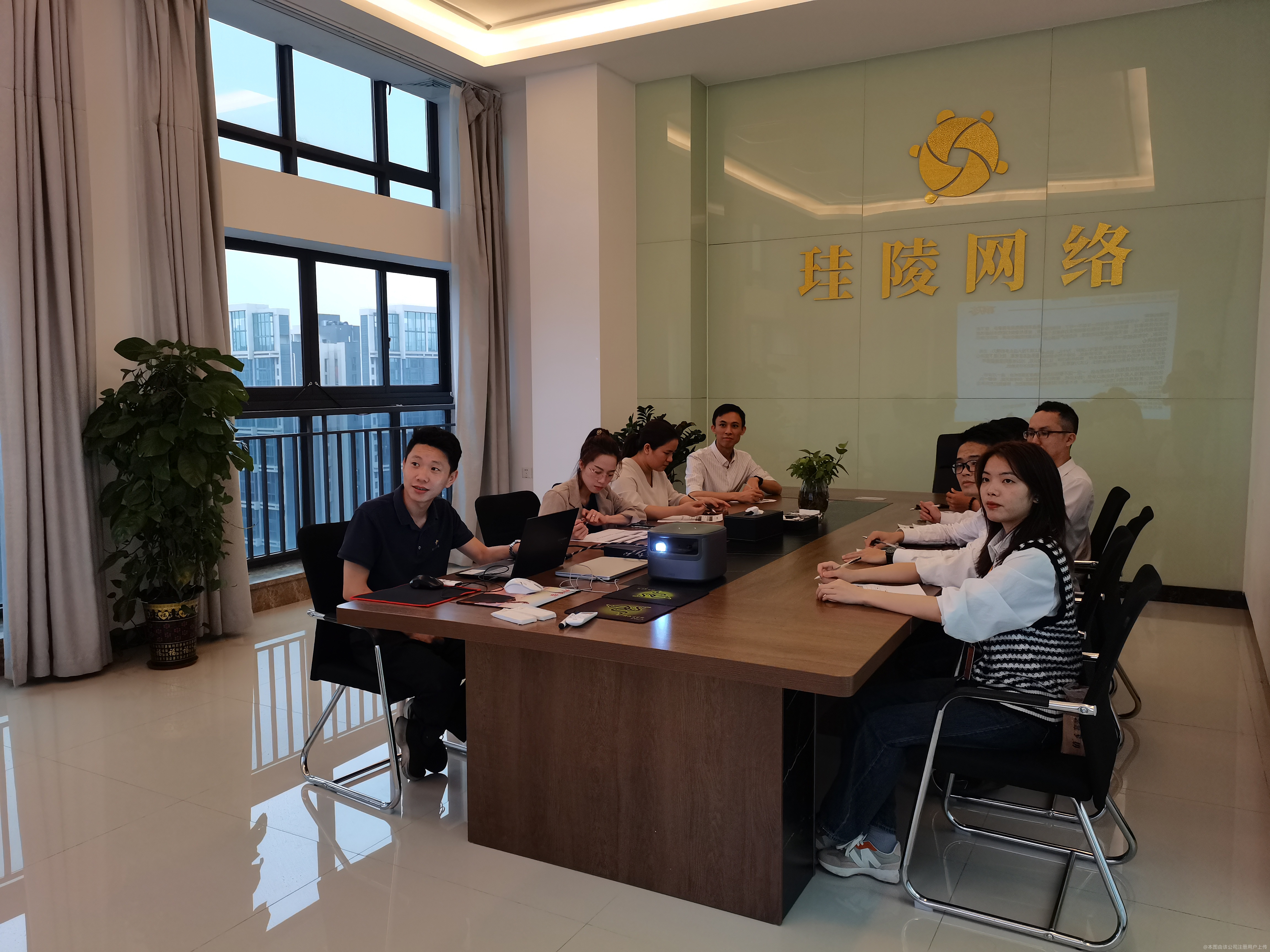 专业团队讨论谷歌推广策略