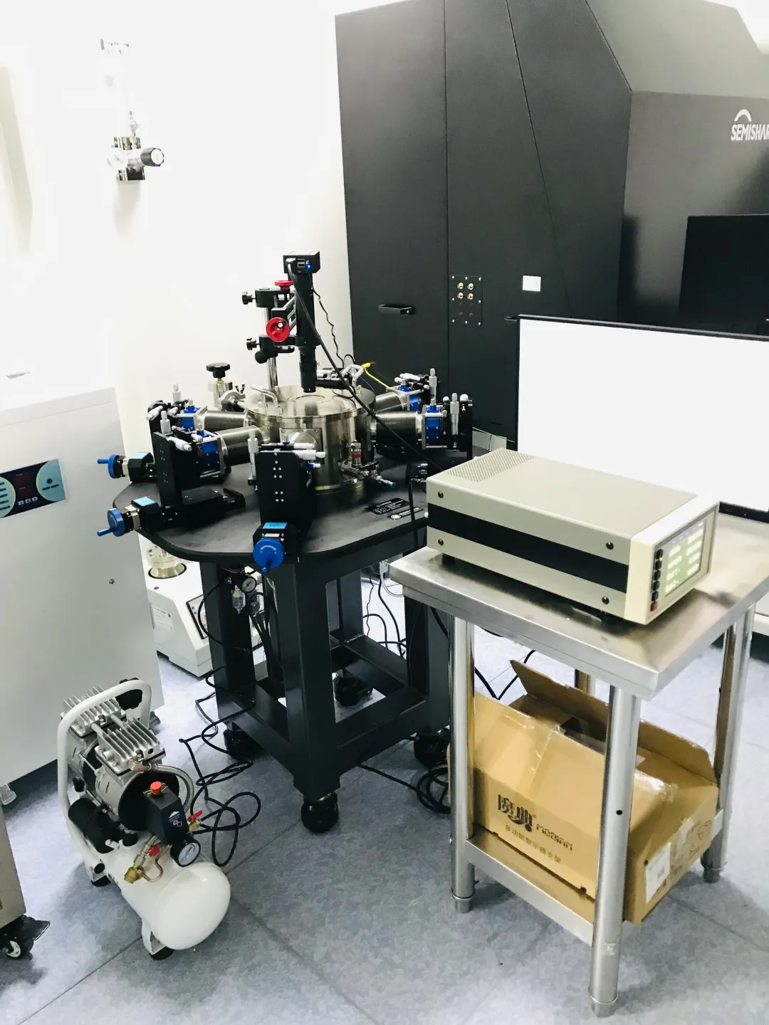 现代化实验室中科研人员操作探针台