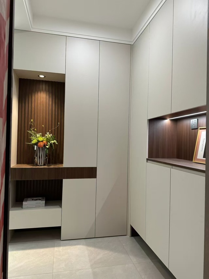 整洁美观的完工餐边柜与整体家居环境和谐搭配