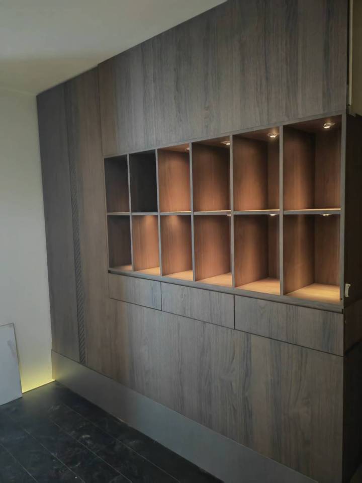 专业设计师进行餐边柜空间规划与3D效果讨论