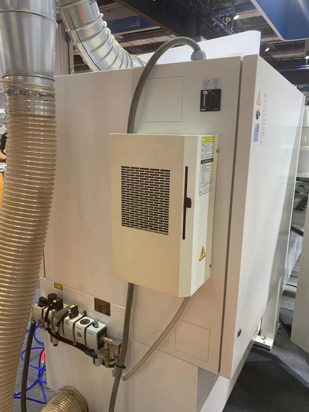 现代化油冷机生产线与精密检测