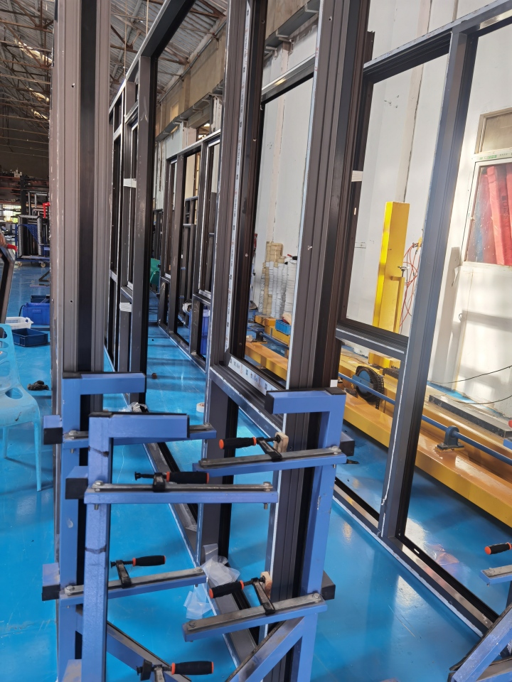 中恒门窗系统窗安装服务现场