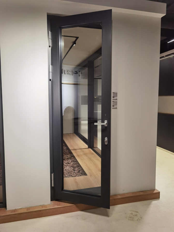 现代化系统窗生产车间