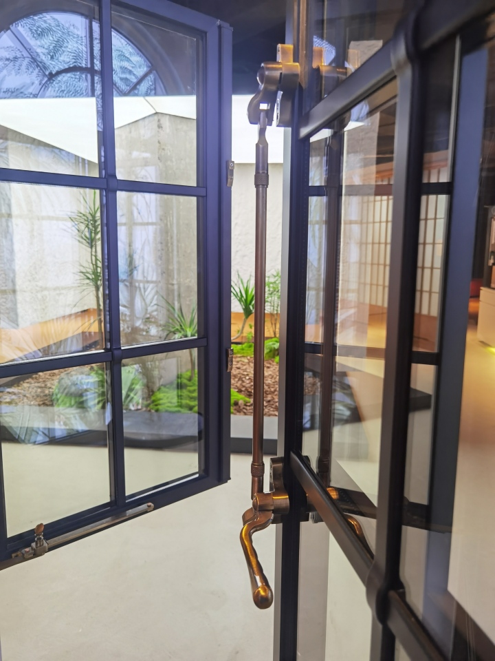 仿古门窗精细雕刻工艺特写