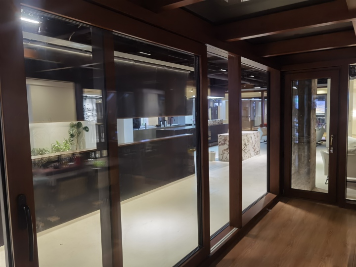 现代化铝木门窗加工车间