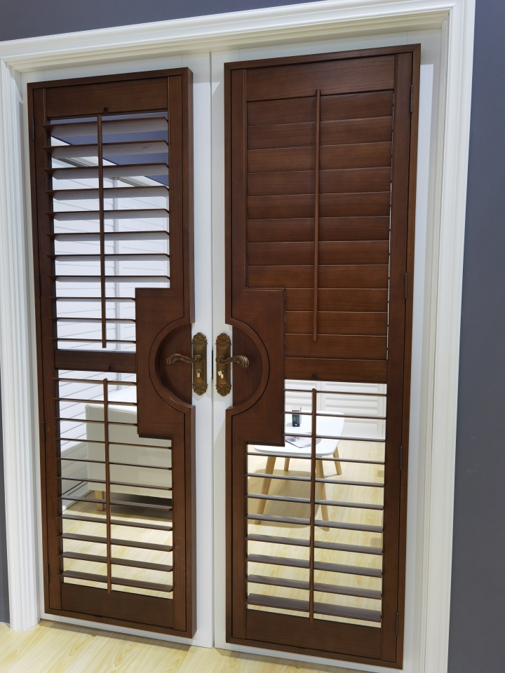 现代庭院与护栏的和谐设计