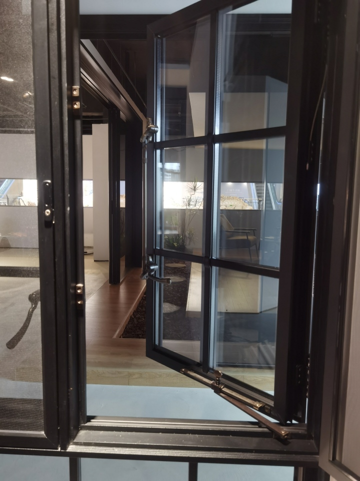 中恒门窗仿古门窗艺术展示