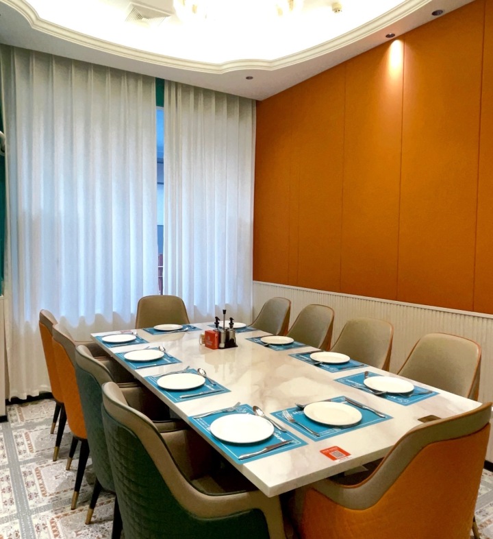 赛纳塔餐厅内部阿拉伯风情用餐区