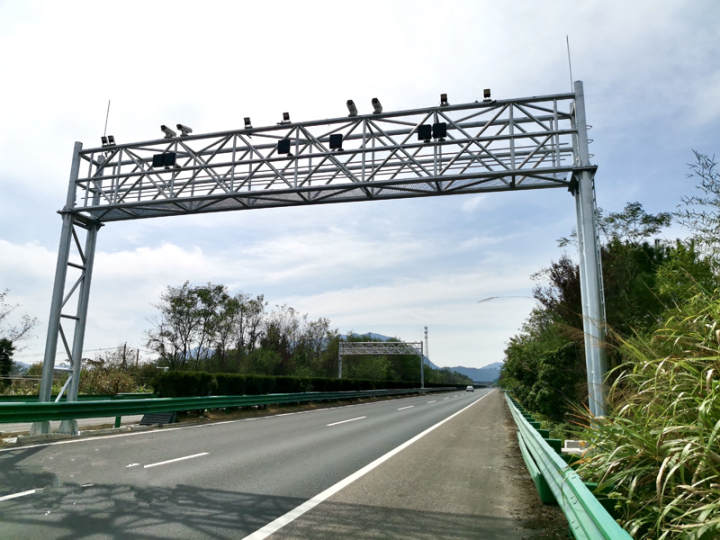 集成多种设备的智能龙门架系统