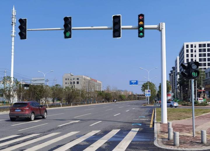 高品质交通信号杆生产车间