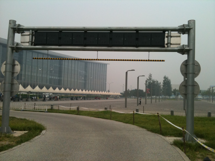 应用于高速公路的集成化龙门架系统