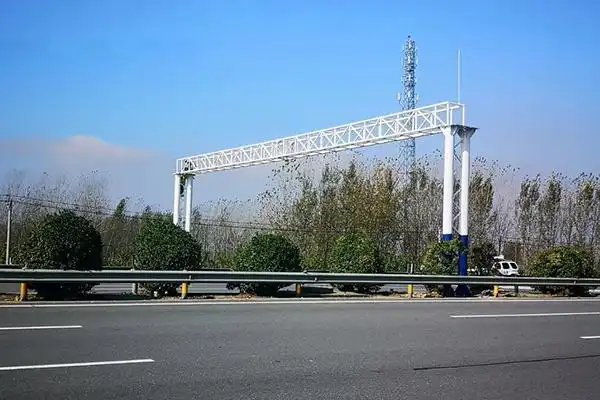 结构稳固的龙门架应用于高速路口
