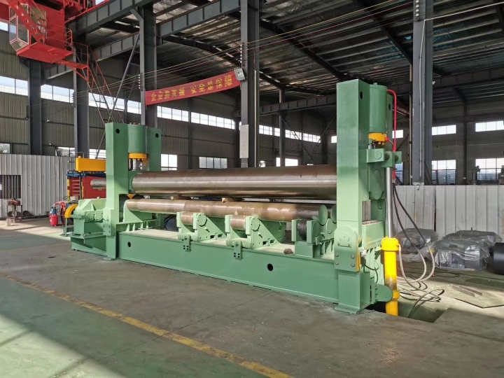 上辊万能式卷板机工作实景