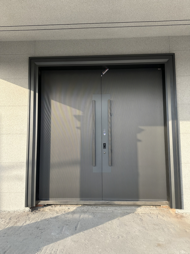 高端住宅精雕铸铝门安装实景