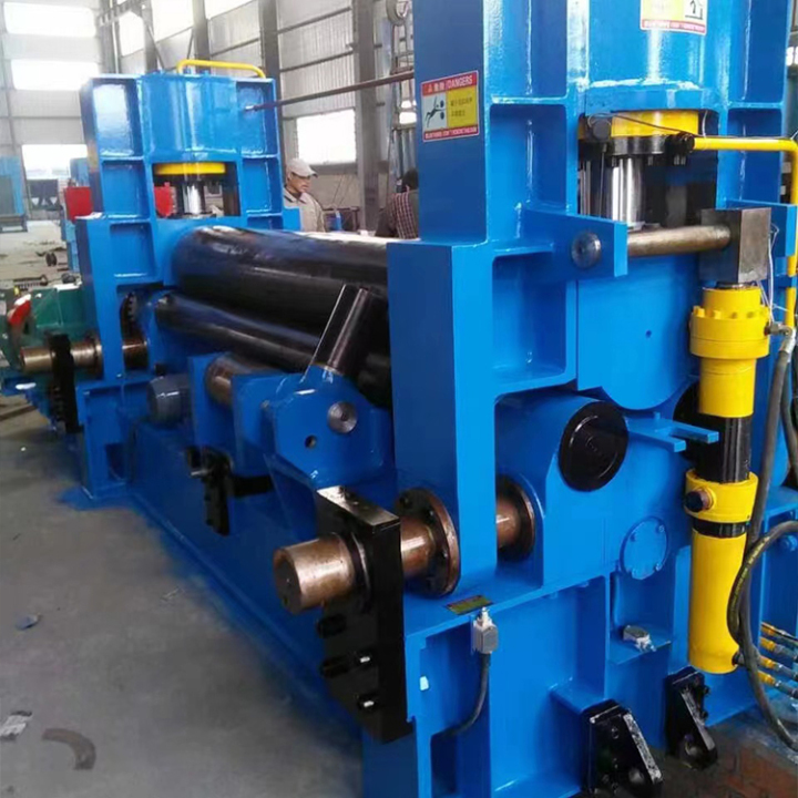 现代化四辊卷板机生产车间