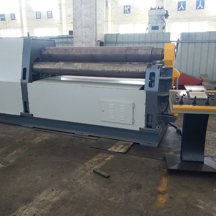 上辊万能式卷板机工作现场图