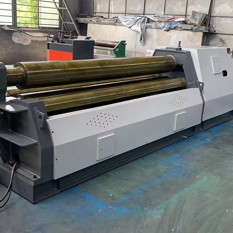 四辊卷板机工作现场