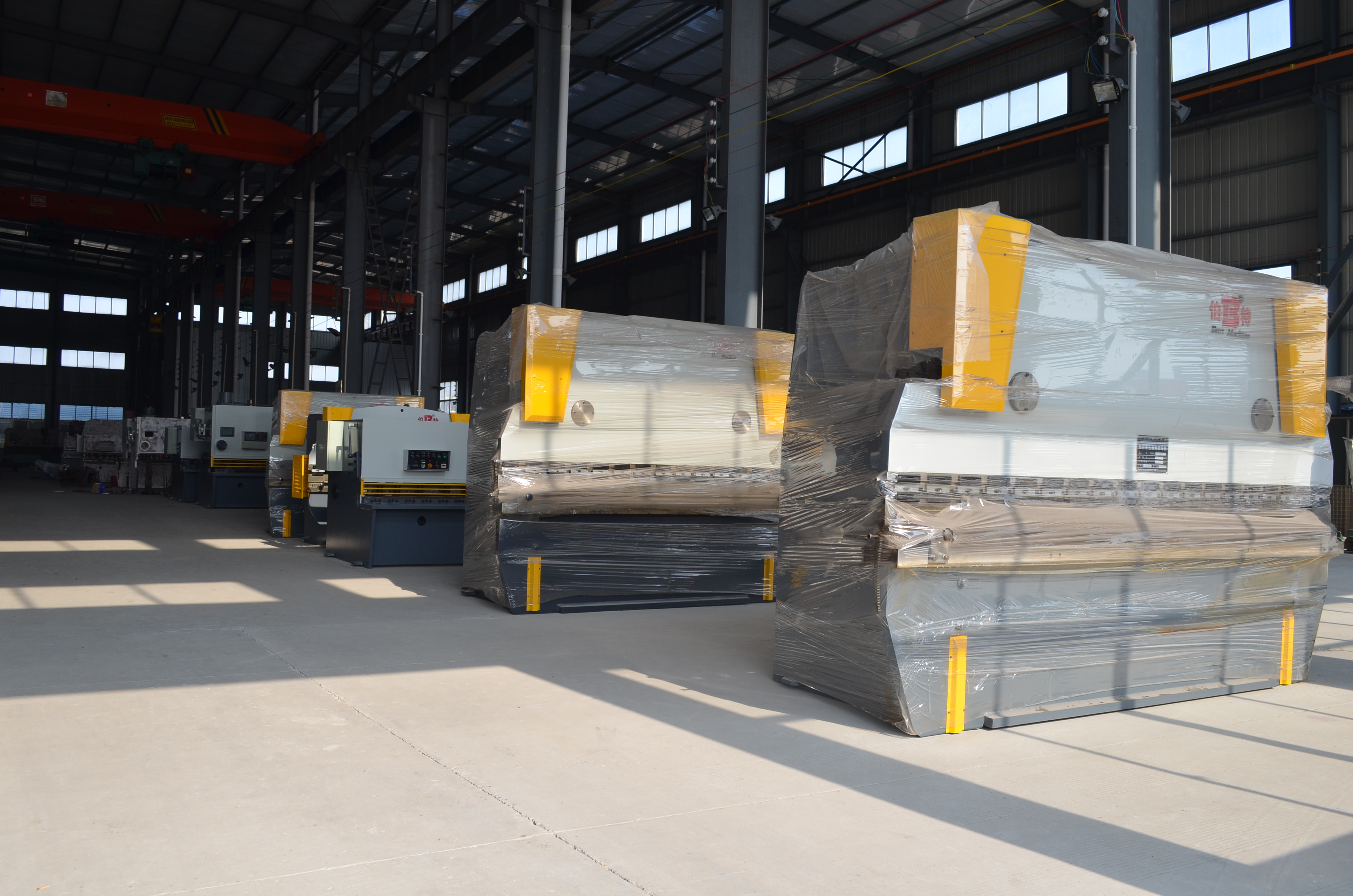 现代化卷板机生产车间