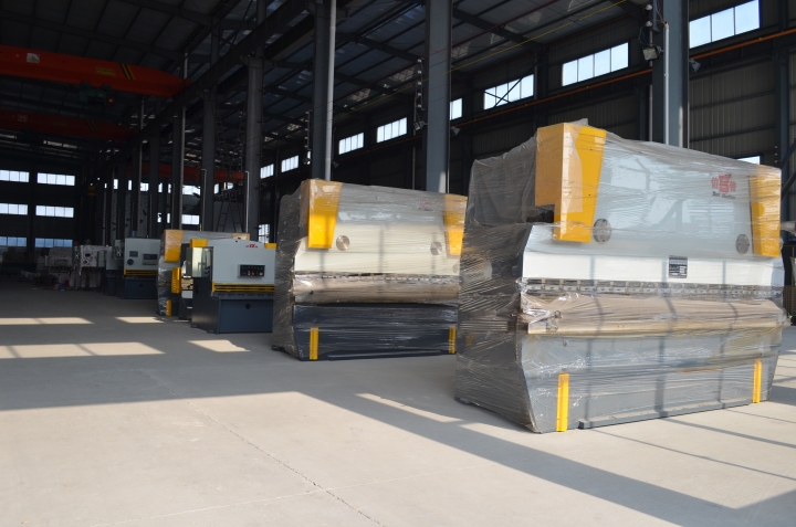 上辊万能式卷板机设备细节展示